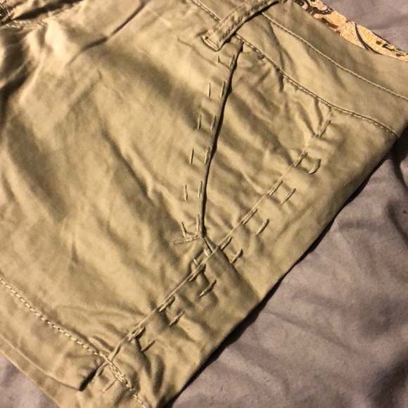 Khaki shorts - Picture 4 of 4